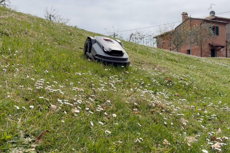 Roborock RockMow S1 mäht den Rasen auf einer 40 % Steigung problemlos bei Smart-Home-Fox im Test